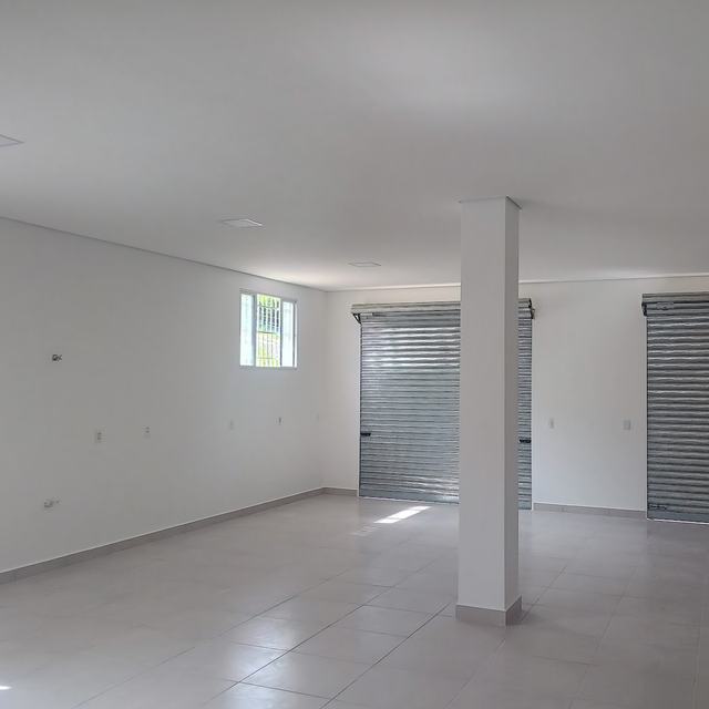 Salão comercial pintado de branco