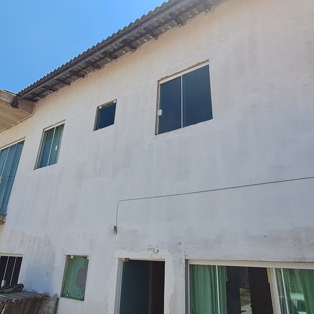 Sobrado branco pintado