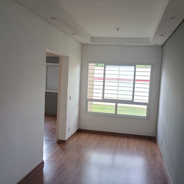 Sala com paredes cinza recém-pintadas
