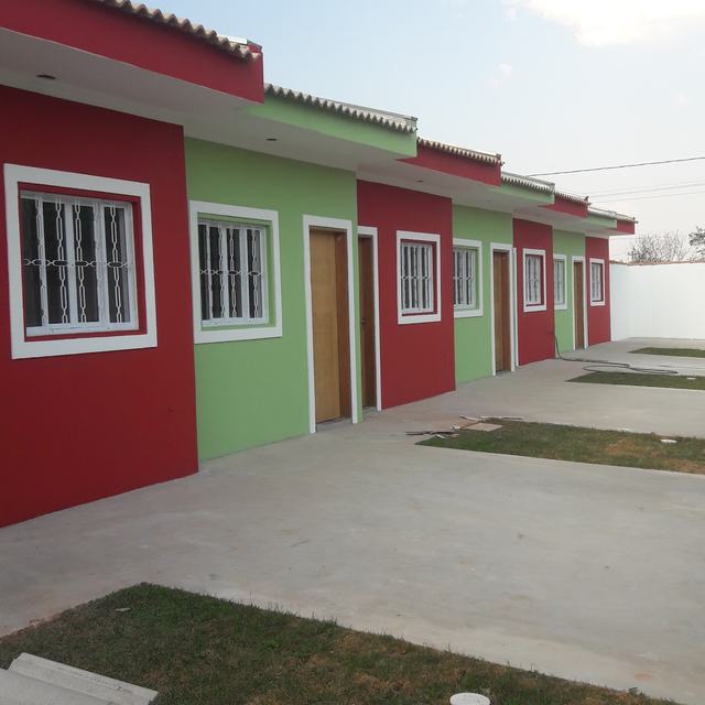 Casas geminadas com fachadas vermelha e verde