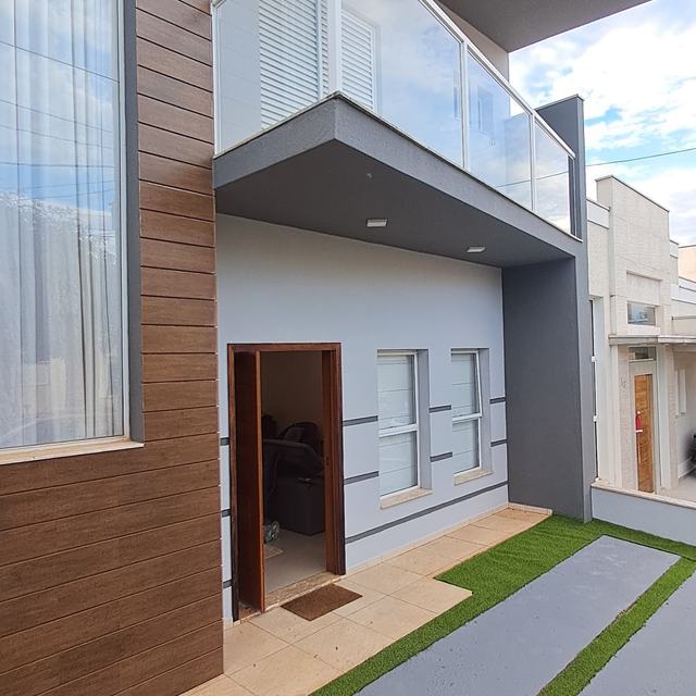 Sobrado moderno com fachada pintada